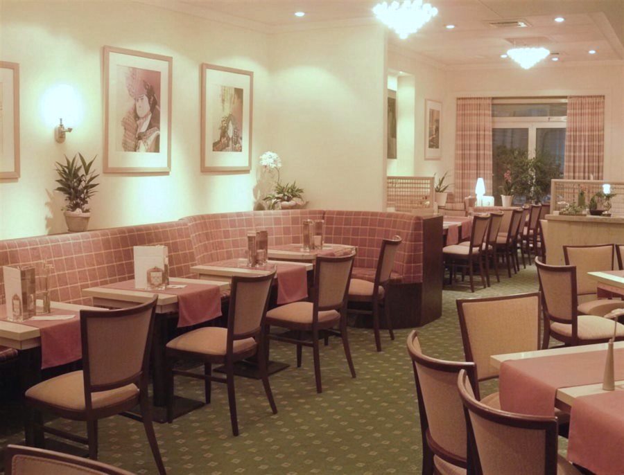 Gemütlicher Café-Bereich mit Sitzplätzen im Café Probst