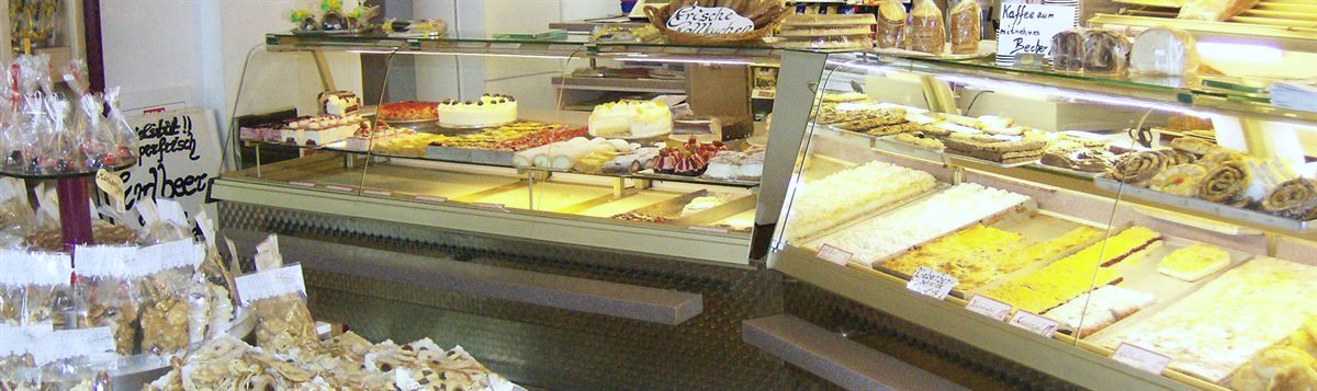 Lange Konditorei-Vitrine voller Torten, Kuchen, Pralinen und Backwaren im Café Probst Steinfurt