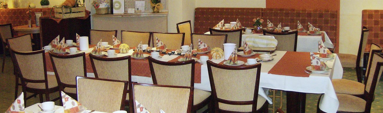Gedeckte Tafel mit Frühstücks- und Kaffeebuffet im Café Probst
